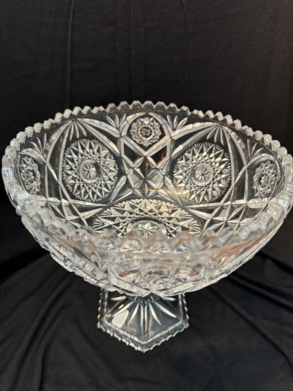 A large glass bowl sitting on top of a pedestal.