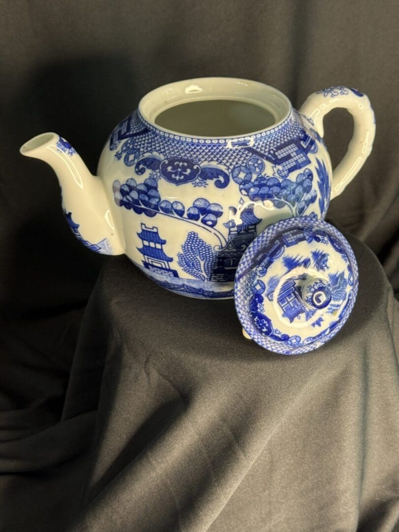Blue Willow Teapot - Image 2